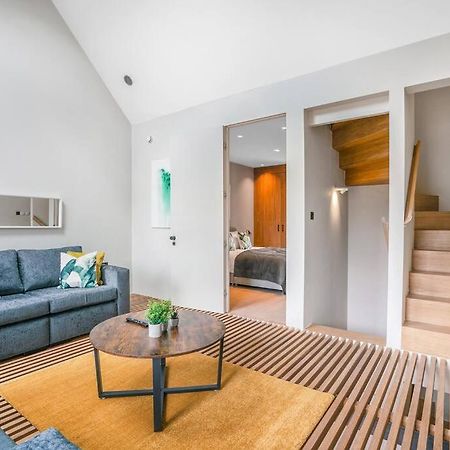 Tottenham- Exquisite 4-Bed Retreat With Ping Pong And Pool - Sleeps 7, Free Parking, Contractors & Long Stays Welcome Лондон Экстерьер фото