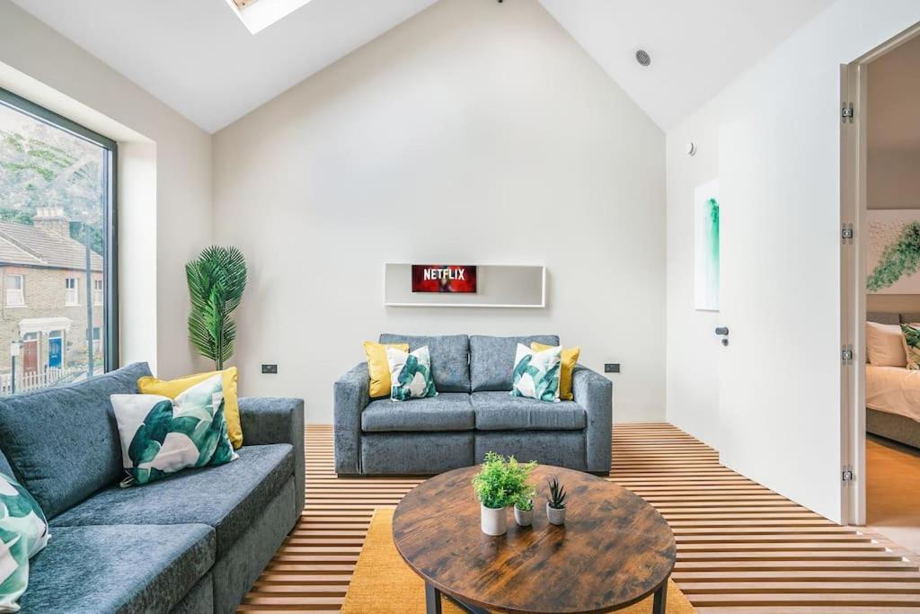 Tottenham- Exquisite 4-Bed Retreat With Ping Pong And Pool - Sleeps 7, Free Parking, Contractors & Long Stays Welcome Лондон Экстерьер фото