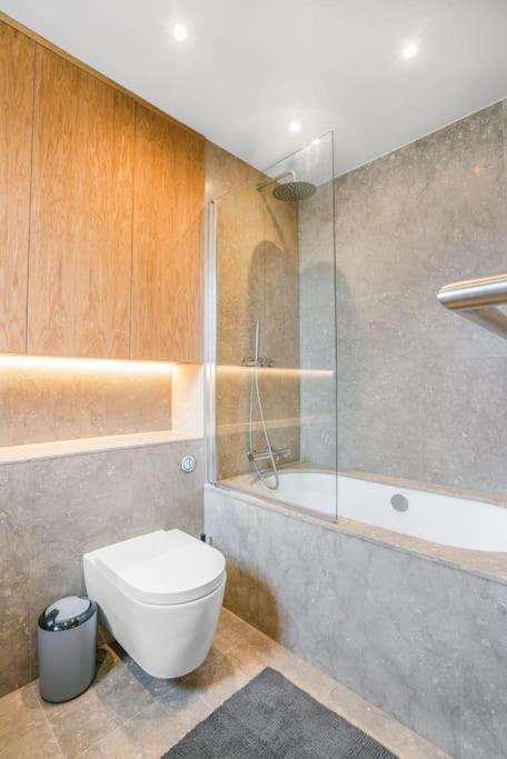 Tottenham- Exquisite 4-Bed Retreat With Ping Pong And Pool - Sleeps 7, Free Parking, Contractors & Long Stays Welcome Лондон Экстерьер фото